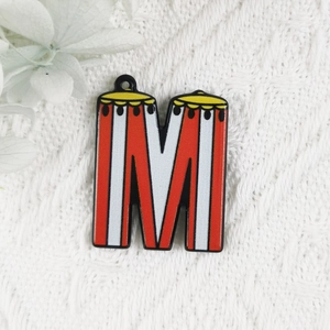 Detail van circus M-letter hanger met rood en witte strepen voor DIY sieraden maken