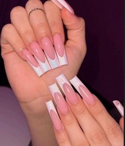 Dettaglio di unghie finte French lunghe con punte bianco perla e base rosa lucida