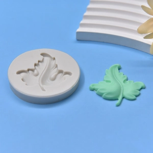Détail du moule en silicone en forme de feuille avec texture de feuille réaliste