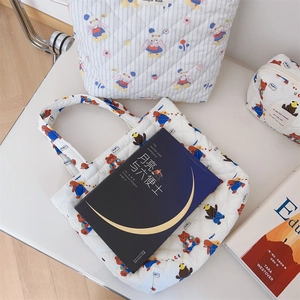 Detailansicht der gesteppten Baumwolltasche mit Tierdruck und süßen Bären und Hasen