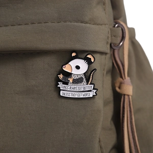 Cartoon Emaille Anstecknadel mit Spruch auf grünem Rucksack im coolen Punk-Stil