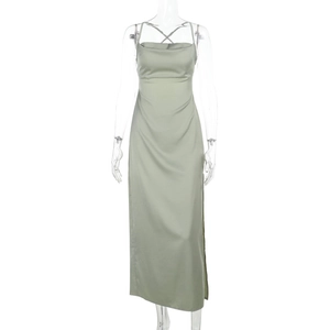 Détail de robe en satin vert sauge avec col bénitier et fente latérale haute