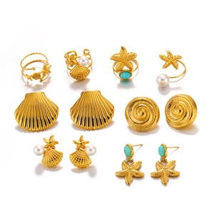 Set gioielli dorati con anelli e orecchini a forma di stella marina e conchiglia marina