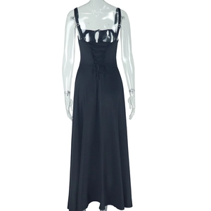 Vue détaillée du dos d'une robe corset noire avec lacets croisés et design dos nu élégant