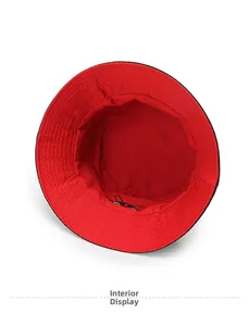 Vue intérieure du chapeau bob rouge montrant les coutures renforcées et la broderie