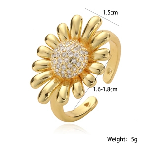 Detailed view of 18K gold plated sunflower ring with dimensions and 1.5cm flower head