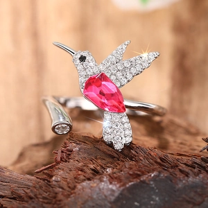 Macro-opname van kolibrie ring met roze druppelsteen en glanzende kristallen accenten