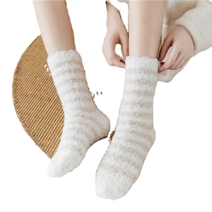 Dicke warme Winterschlaf-Socken für Damen mit gemütlichen beigen Streifen und Korallenfleece