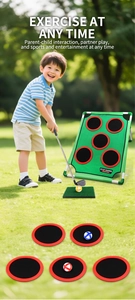 Detailansicht der Golf-Zieltafel für Kinder mit silbernen Schlägern und Übungsbällen
