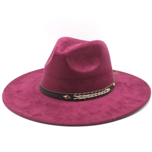 Detail eines burgunderfarbenen Fedora-Hutes mit Lederband und Metallnieten