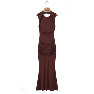 Détail de robe sans manches bordeaux foncé avec taille froncée et dos nu sexy