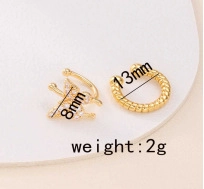 Dettaglio dell'orecchino a cerchio con fiocco placcato oro 18k e polsino rotondo da 13 mm