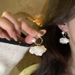Orecchini A Pendente Fiore Con Perla Artificial E Petali In Resina Perno In Argento Stile Elegante Francese Per Donne