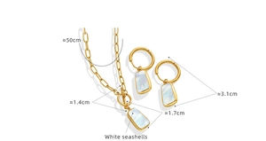 Dimensions détaillées du collier doré et des boucles d'oreilles en nacre avec mesures