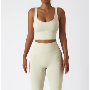 Détail du legging de yoga crème à taille haute avec poche latérale et tissu mat doux