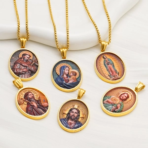 Dettagli di ciondoli religiosi ovali e collane di perle vintage placcate in oro 18k
