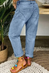 Vue arrière du jean en denim délavé bleu clair ample avec détails des poches arrière