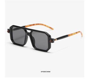 Detailansicht der geometrischen schwarzen Sonnenbrille mit Bügeln in Schildpatt-Optik