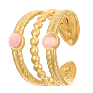 Détail d'une bague ouverte multicouche dorée avec des pierres roses et anneaux torsadés