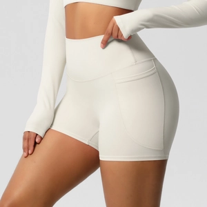 Détail d'un short de yoga taille haute blanc crème avec poches latérales pratiques