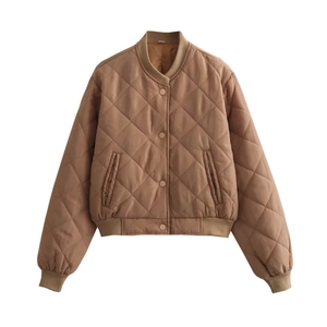 Vue détaillée du blouson aviateur matelassé marron avec col côtelé et boutons-pression