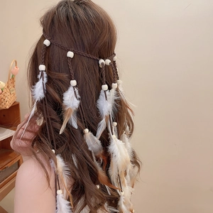 Detail eines böhmischen Feder-Haarschmucks mit geflochtenem Seil und Perlen am Model