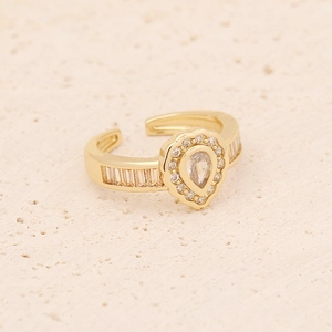 Bague dorée ajustable avec zircon poire, halo et pierres baguette sur un socle pierre