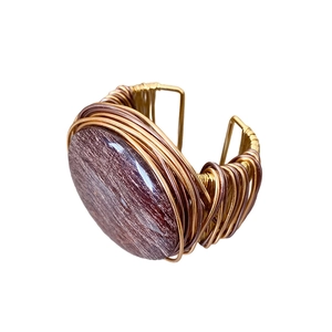 Brazalete bohemio con piedra de resina marrón rojizo y alambre dorado enrollado