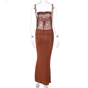 Détail de la robe midi marron moulante dos nu avec de fines bretelles spaghetti