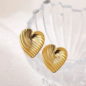 Orecchini a cuore in acciaio inossidabile placcato oro 18k con trama a strisce