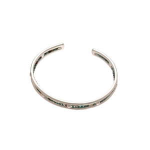 Bracelet jonc ethnique en argent avec pierres colorées et texture en métal brossé