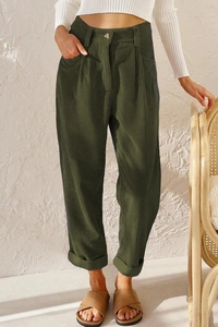 Nahaufnahme der olivgrünen Cordhose mit hoher Taille und Knopfdetail im geraden Schnitt