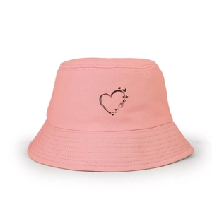 Détail d'un bob rose en coton avec motif imprimé de cœur noir et petits papillons