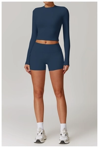 Détail de l'ensemble de yoga bleu foncé avec crop top à manches longues et short