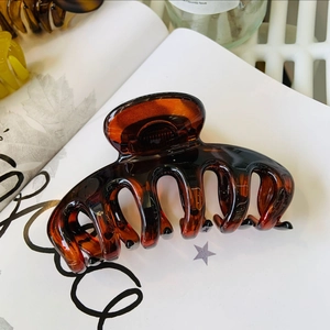 Detailed view of large amber tortoiseshell claw clip with high-gloss resin finish