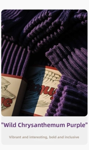 Gros plan de chaussettes en coton à grosses côtes de couleur violet chrysanthème
