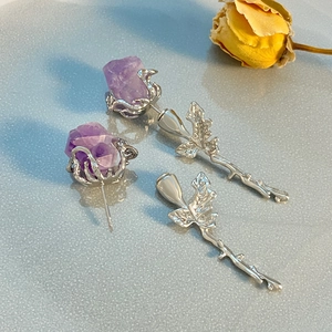 Detailansicht der Amethyst-Ohrringe mit silbernem Rosenstiel und Blattdesign