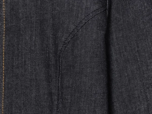 Vue détaillée du tissu denim avec surpiqûres orange et couture renforcée de la poche