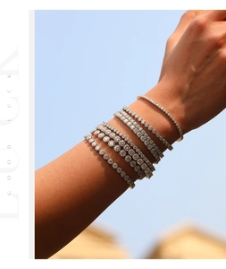 Detail van gestapelde S925 zilveren tennisarmbanden met VVS1 moissanite in natuurlijk licht