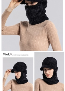 Détail d'une cagoule noire en polaire avec texture tricotée épaisse pour l'hiver
