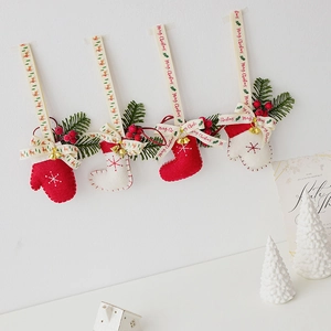 Set di 4 decorazioni natalizie in feltro con bacche rosse, aghi di pino e campanelli