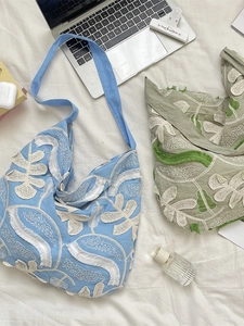 Borsa tote in tela estiva con ricami floreali 3D e dettagli di frange in pizzo