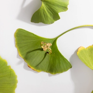 Anello aperto classico in acciaio dorato con foglie di ginkgo dal design ispirato alla natura