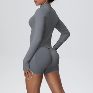 Vue latérale de l'ensemble de yoga gris avec short taille haute et haut de compression à manches