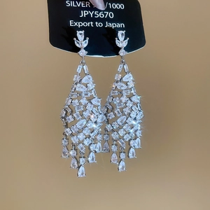 Détail macro de boucles d'oreilles franges en argent S925 avec zircons en forme de goutte