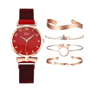Set orologio al quarzo da donna con cinturino magnetico rosso e quattro bracciali oro rosa