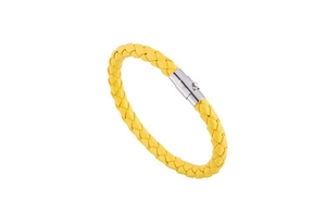 Détail de la texture tressée en cuir PU jaune et fermoir magnétique argenté pour hommes