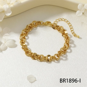 Dettaglio macro del bracciale a catena dorata testurizzata con chiusura a moschettone