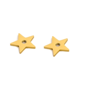 Détail de deux breloques étoiles dorées en acier titane pour création de bijoux DIY