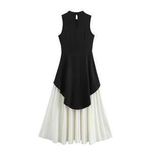 Elegantes ärmelloses Faltenkleid mit schwarzem Oberteil und weißem A-Linien-Rock